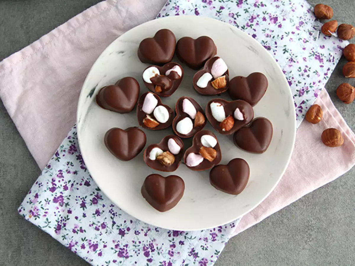 Schokoladenpralinen mit Marshmallows und Haselnüssen - foto 3