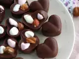 Schokoladenpralinen mit Marshmallows und Haselnüssen, foto 1