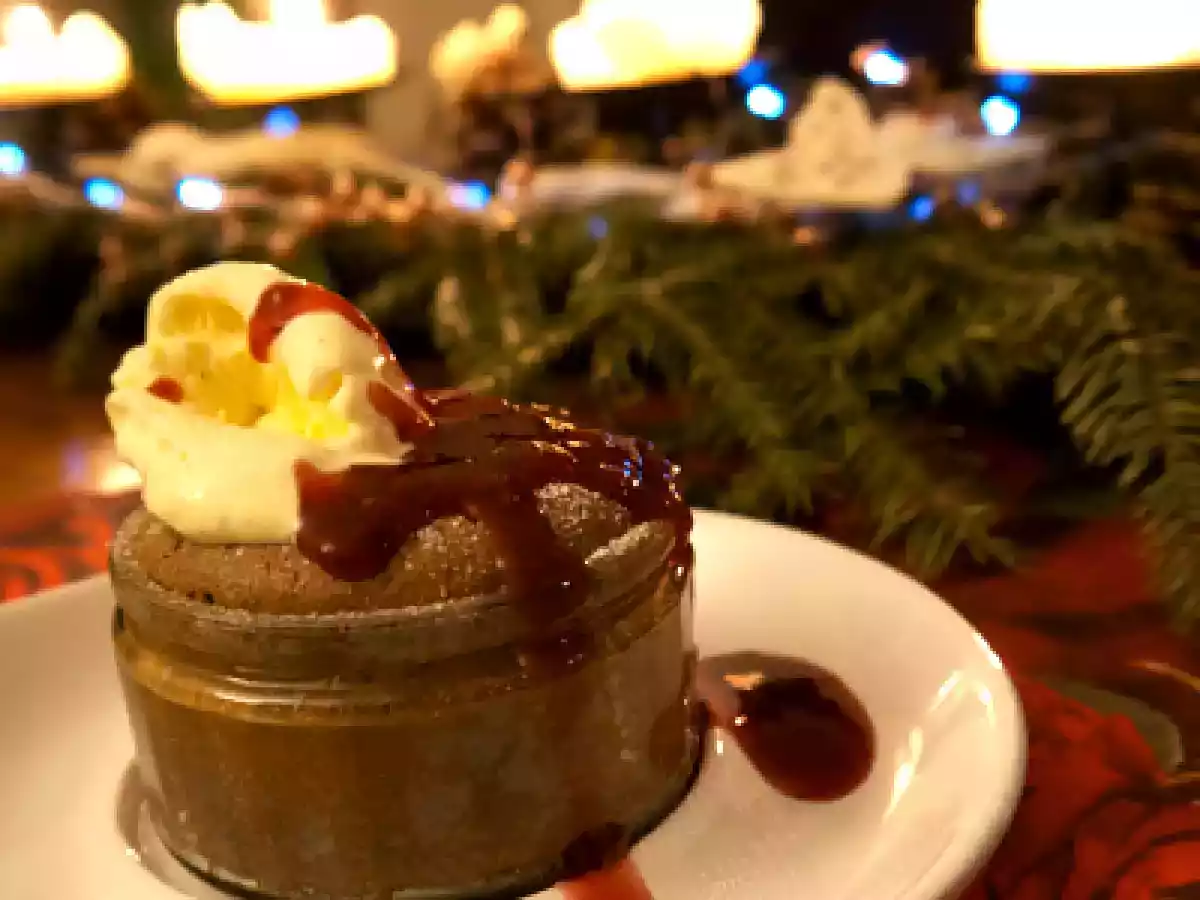 Schokoladensouflet mit flüssigem Kern zu Weihnachten
