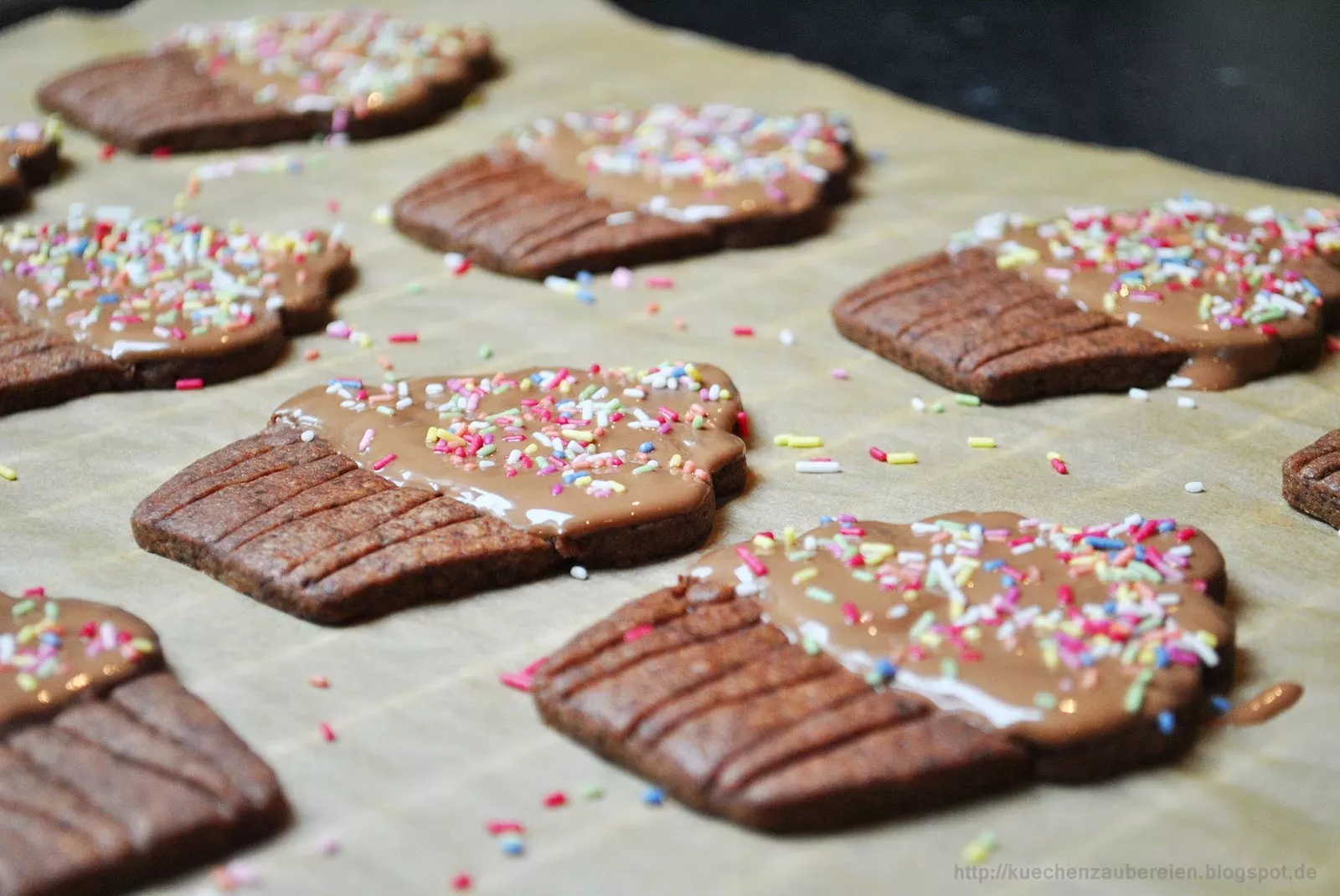 Schokoladige cupcake-kekse mit bunten streuseln - Rezept Petitchef