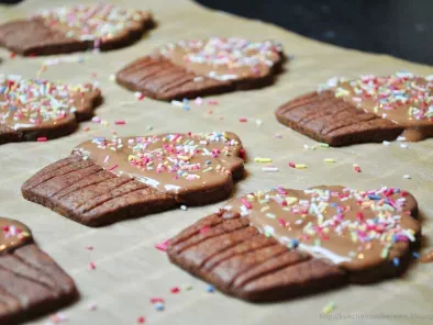 Schokoladige Cupcake-Kekse mit bunten Streuseln