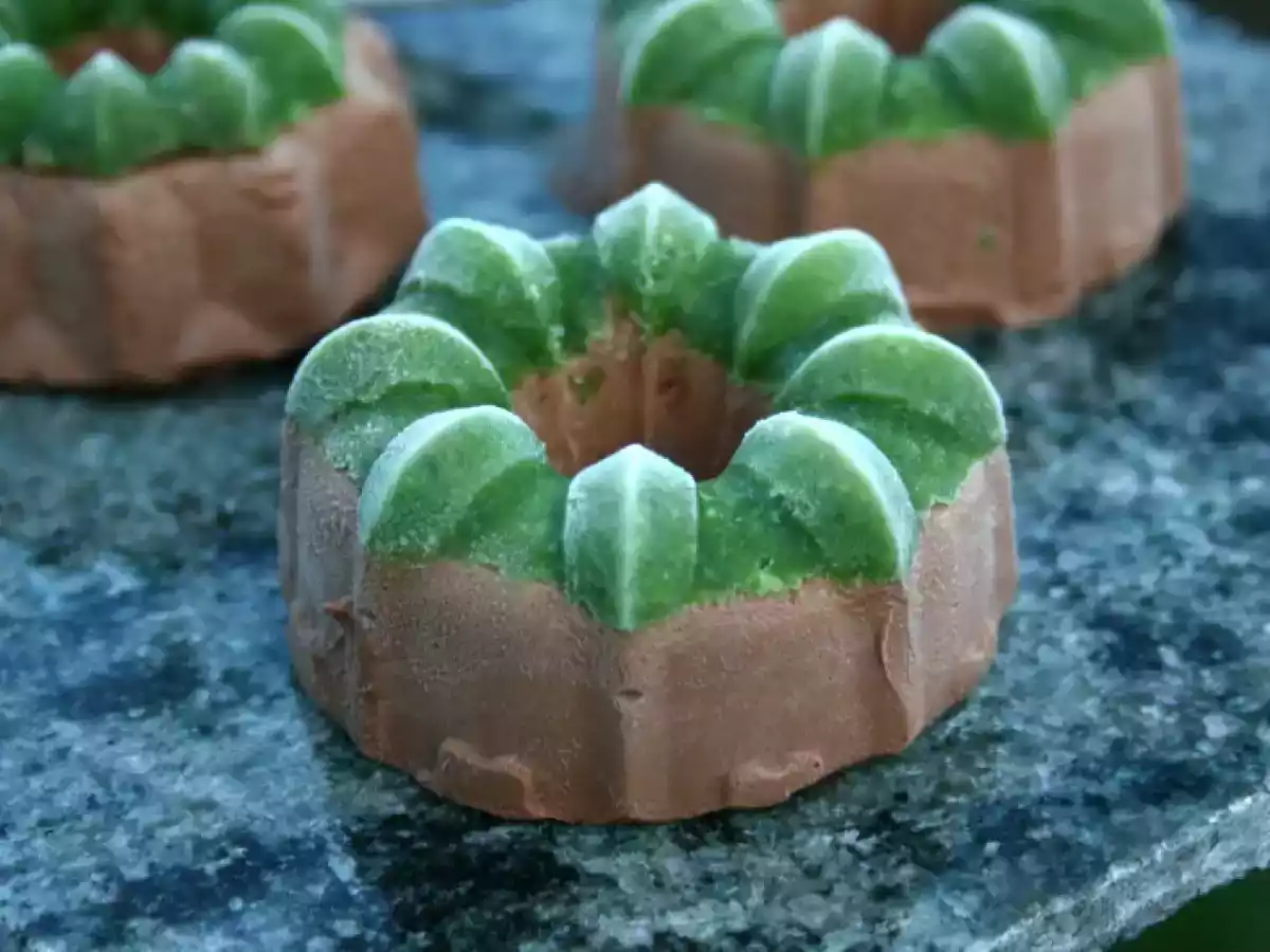 Schokomousse für Töchter aller Art mit Erdbeeren und Basilikumpesto