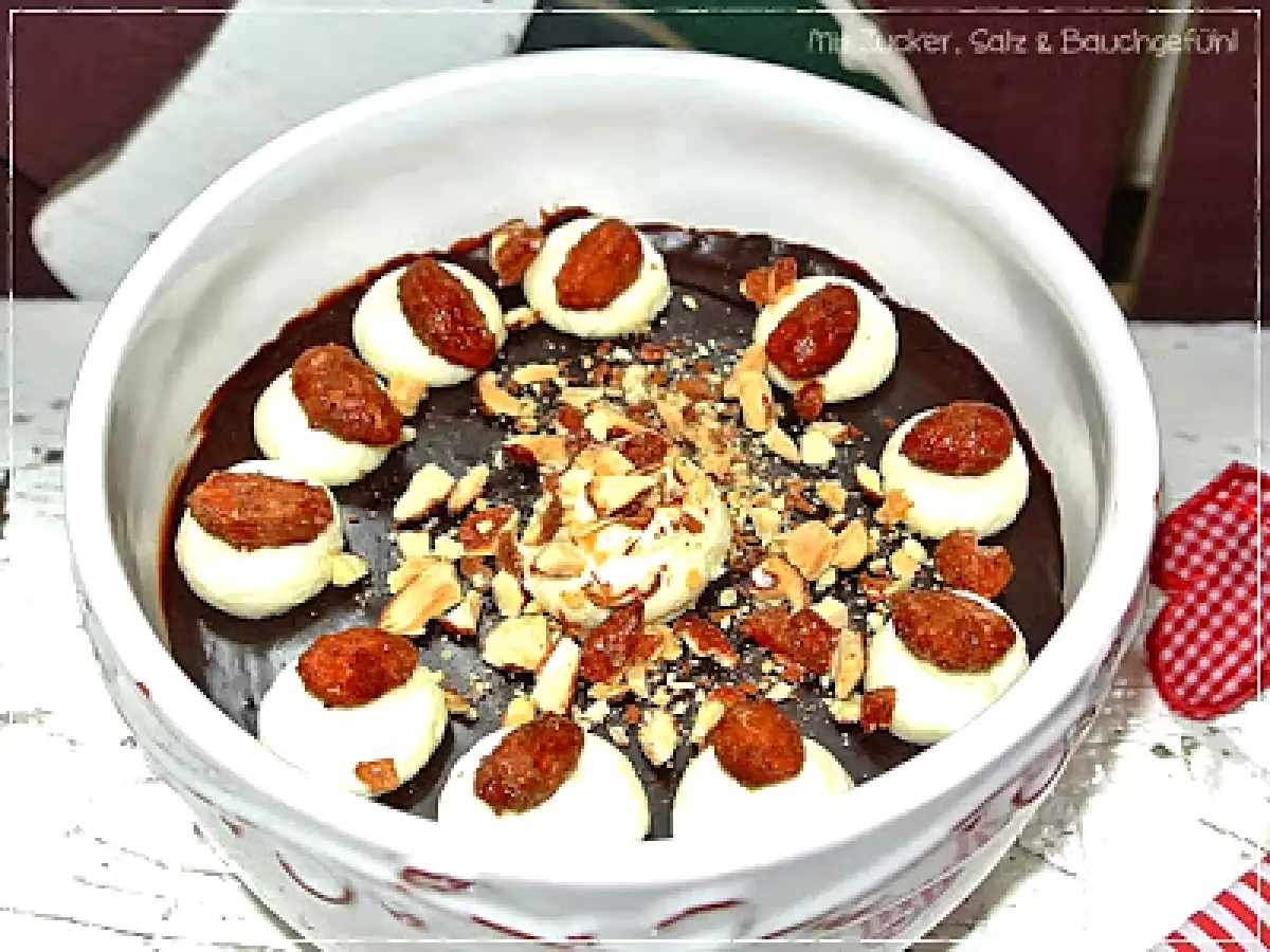 Schokopudding mit gebrannten Mandeln und Sahne