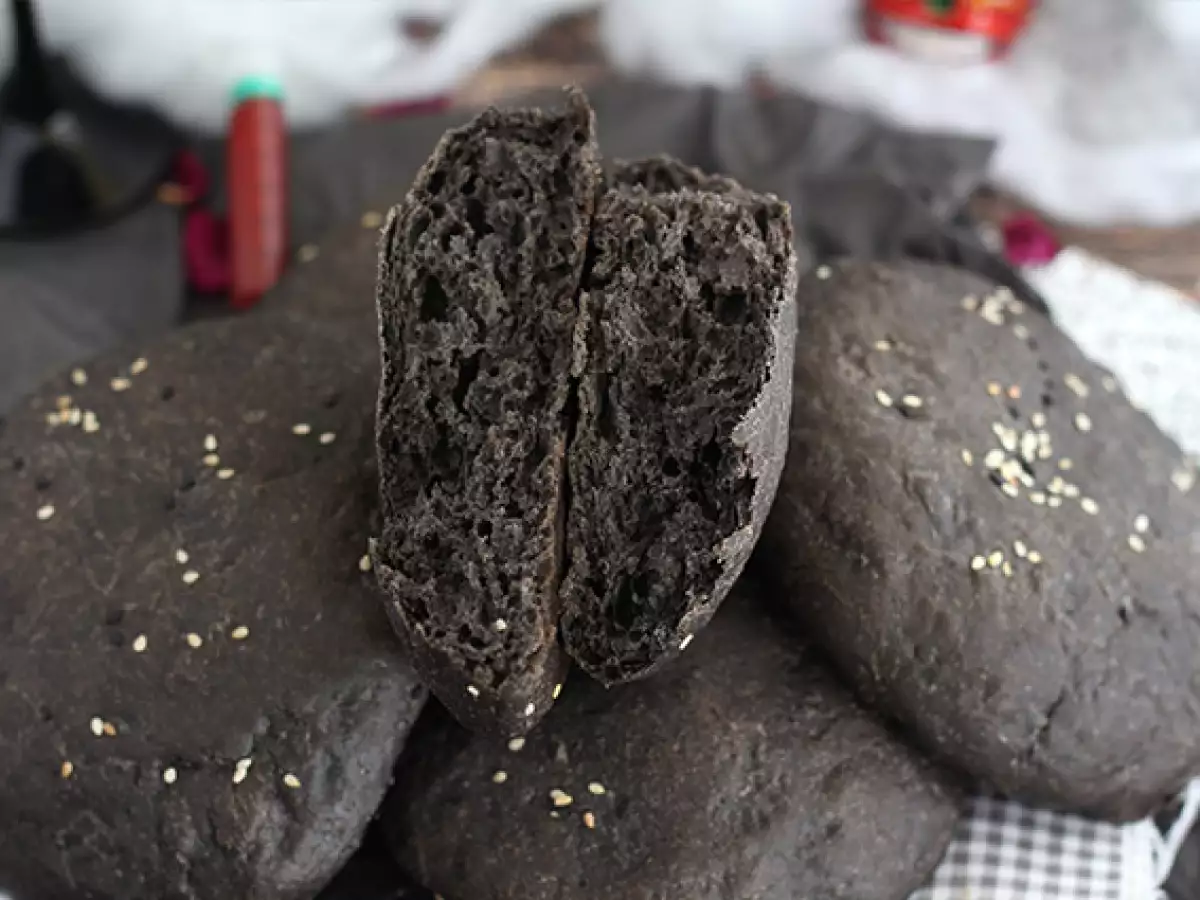Schwarze Burgerbrötchen mit Sepiatinte - foto 2