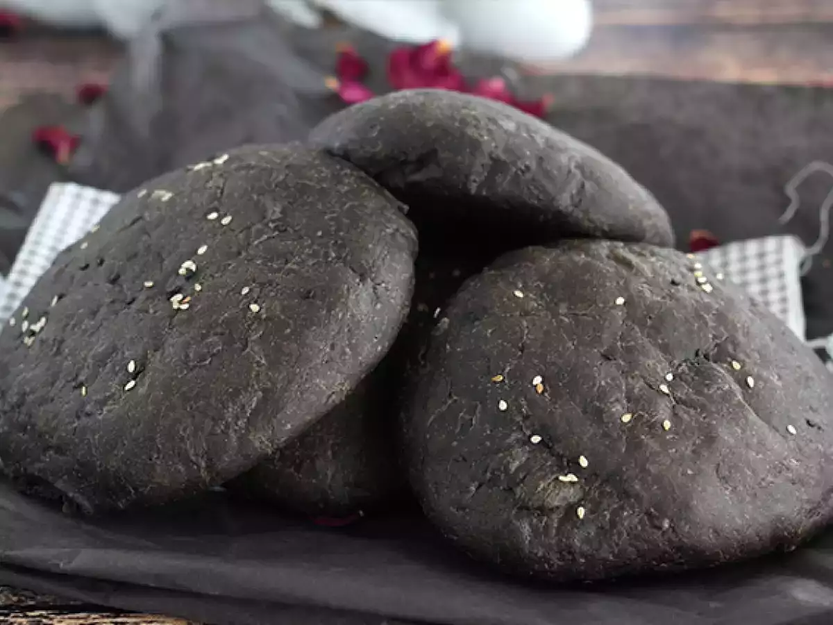 Schwarze Burgerbrötchen mit Sepiatinte - foto 4