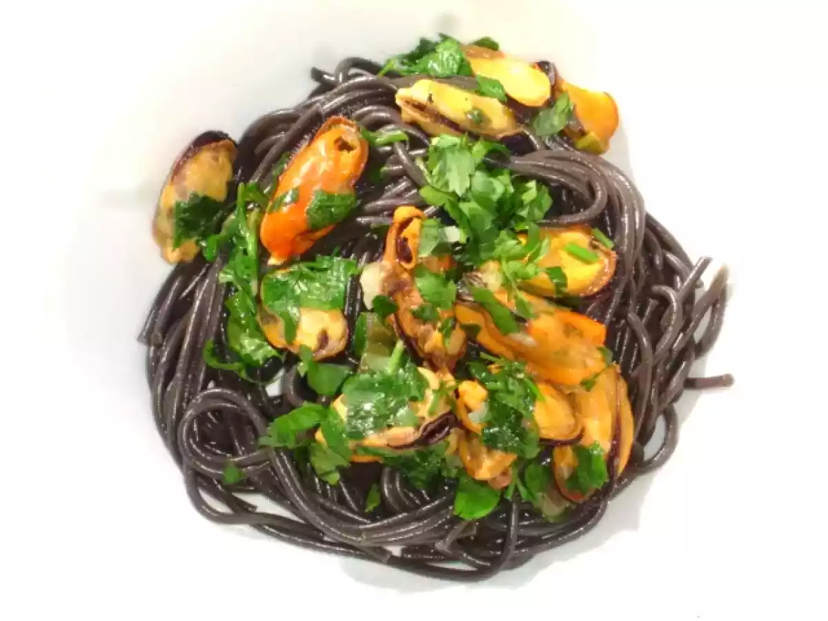 Schwarze Nudeln mit Miesmuscheln in Weißwein-Petersiliensauce