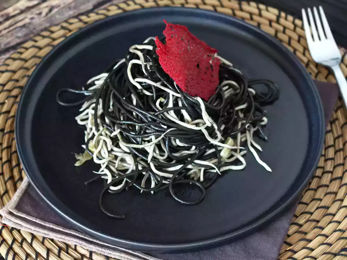 Schwarze Spaghetti mit Knoblauch und Gulasch. Nudeln al nero di seppia - foto 3