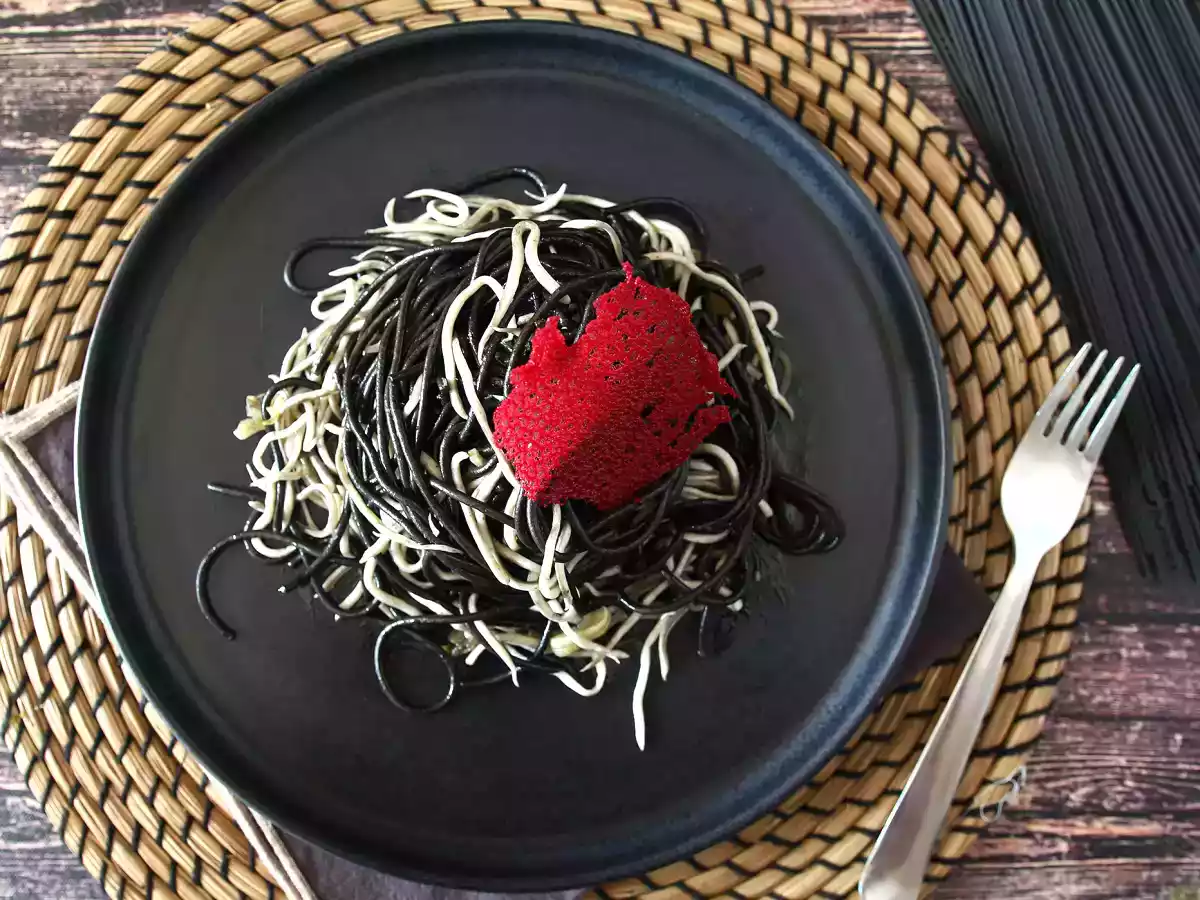 Schwarze Spaghetti mit Knoblauch und Gulasch. Nudeln al nero di seppia - foto 4