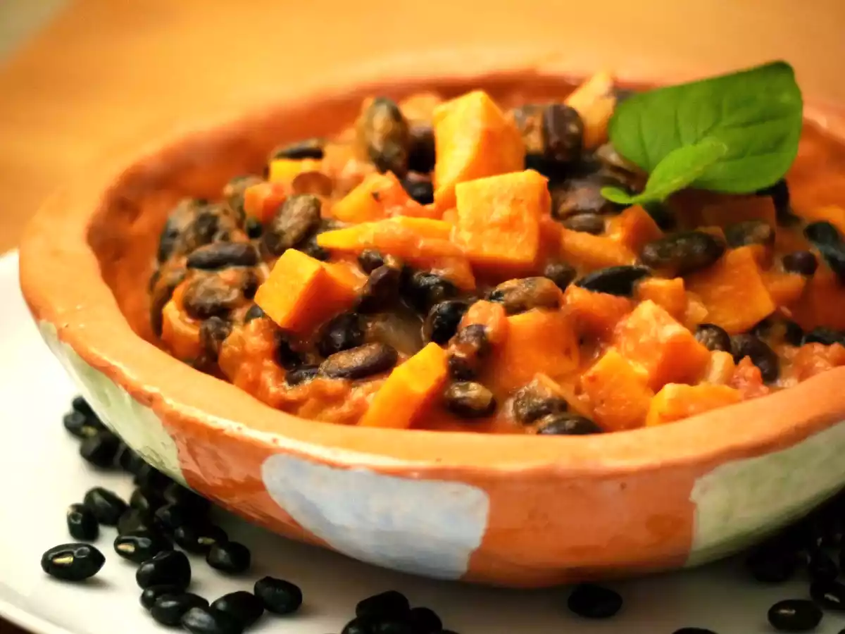 Schwarzer Bohnen-Süßkartoffel-Erdnuss Eintopf