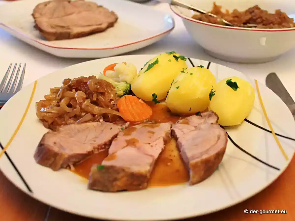 Schweinebraten klassisch mit gerösteten Zwiebeln