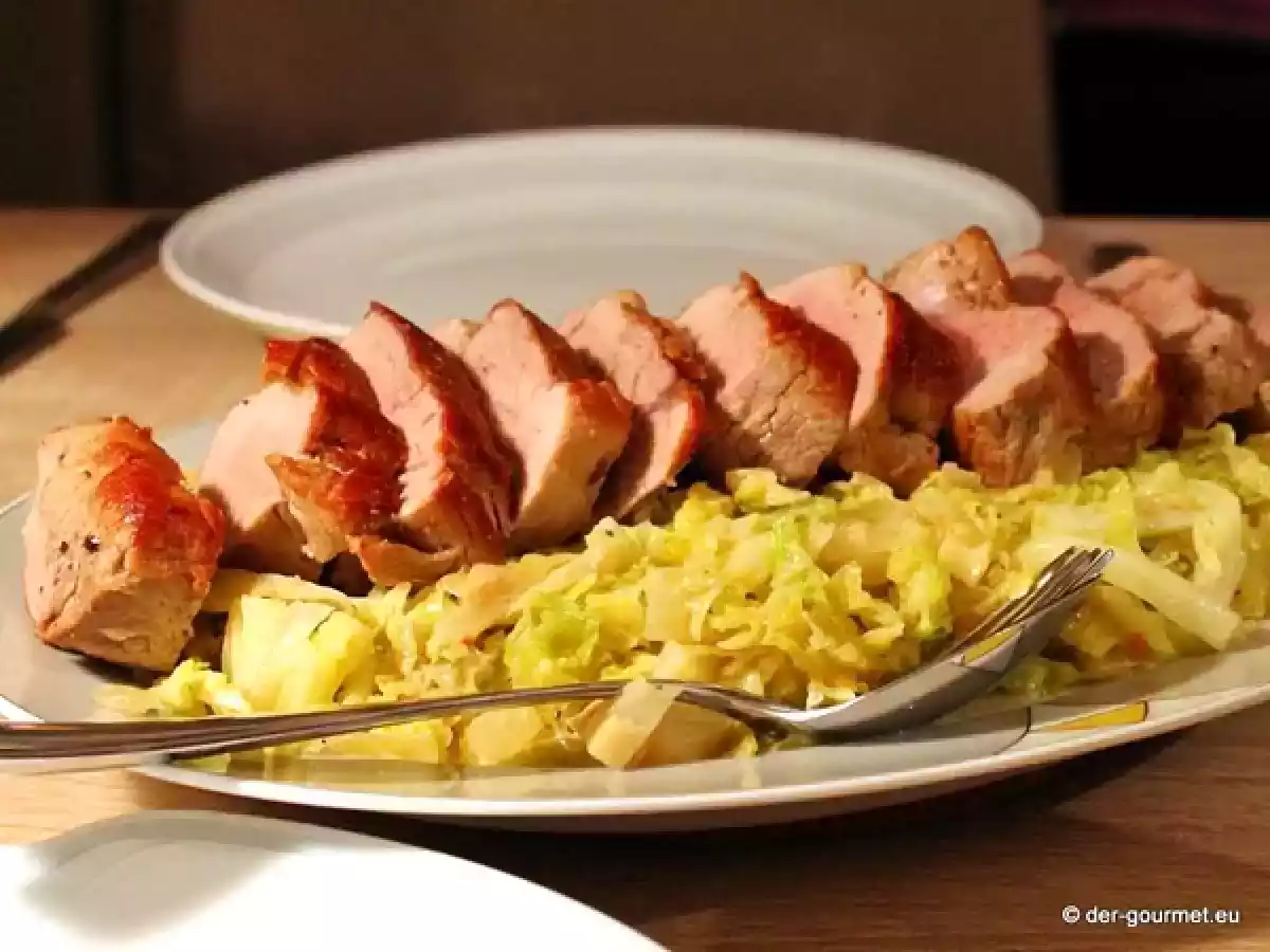 Schweinefilet in Rotweinsauce im Wirsing Bett