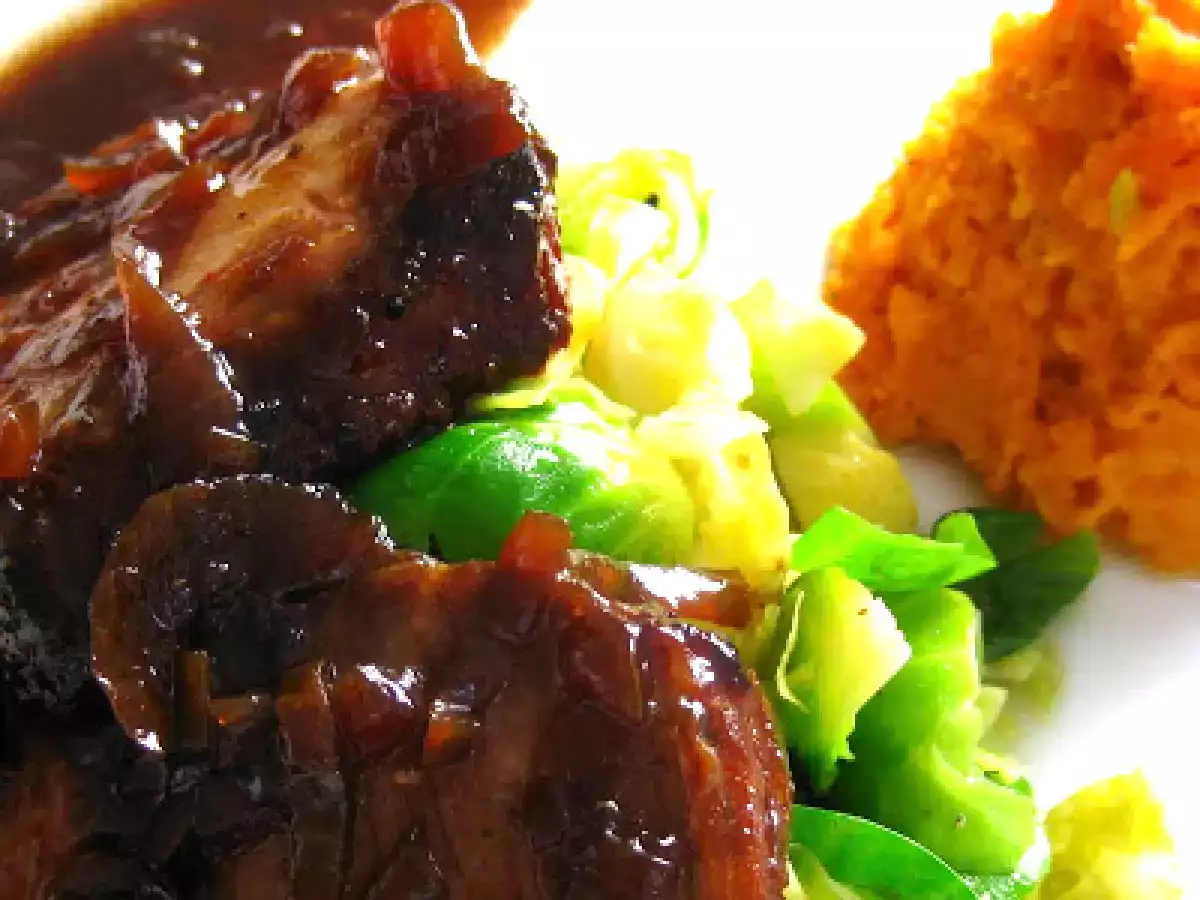 Schweinefleisch mit Schwarzbier mit Rosenkohl und gestampften Süßkartoffeln