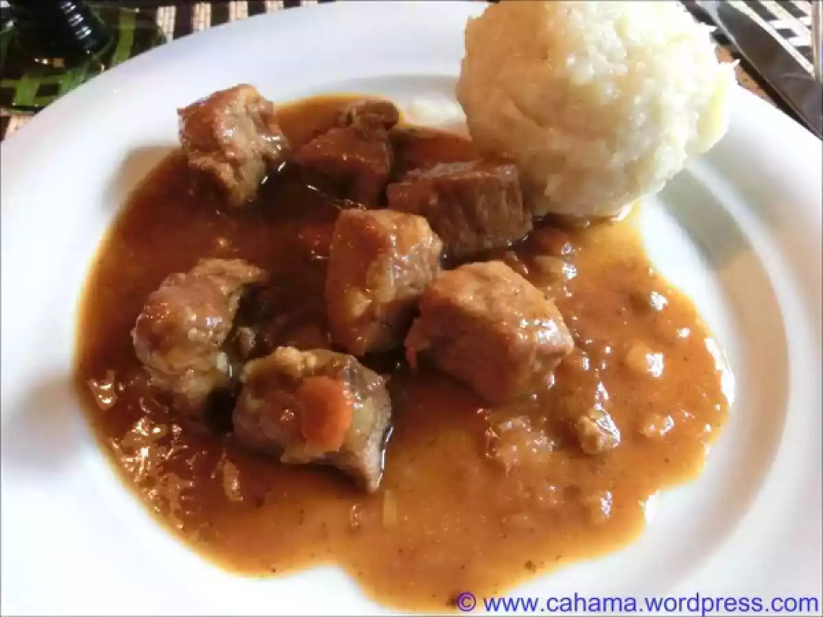 Schweinegulasch in Schwarzbiersauce