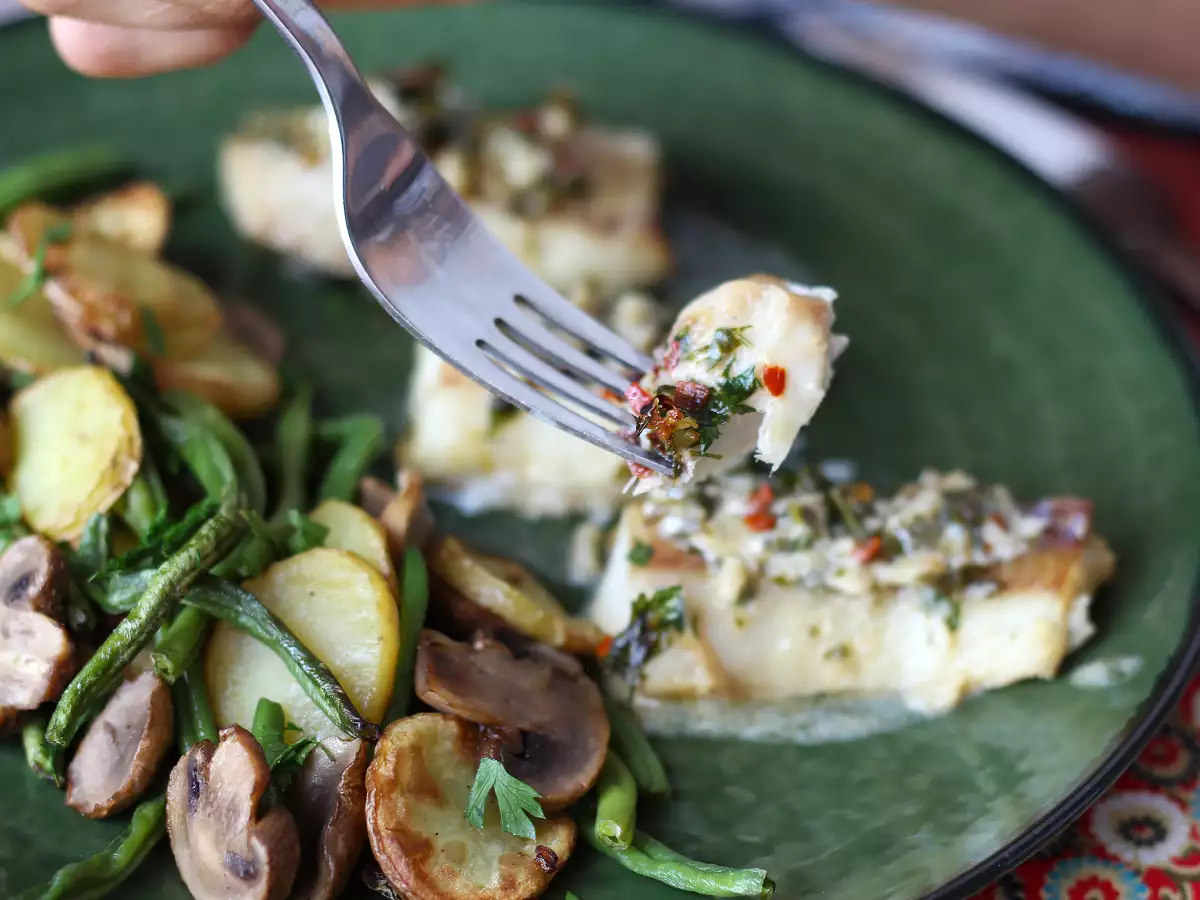 Seehecht aus der Heißluftfritteuse mit Weißweinsauce, Kartoffeln und Gemüse - foto 7