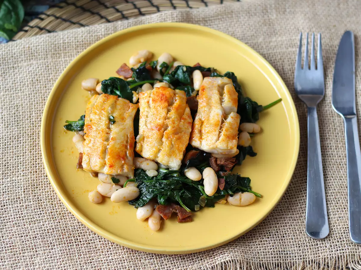 Seehecht mit weißen Bohnen, Spinat und Chorizo