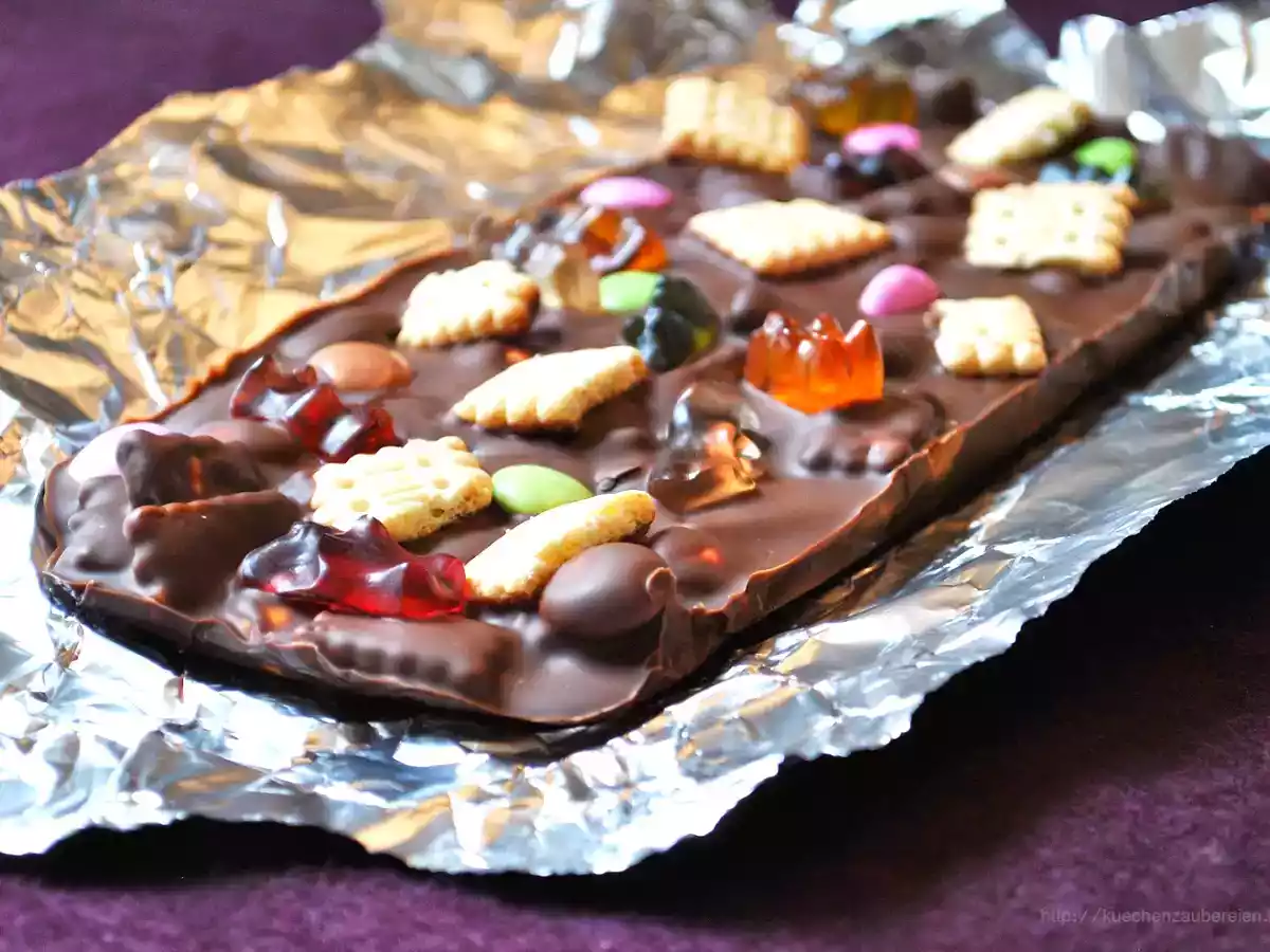 Selbstgemachte Schokolade mit allerlei Leckerei