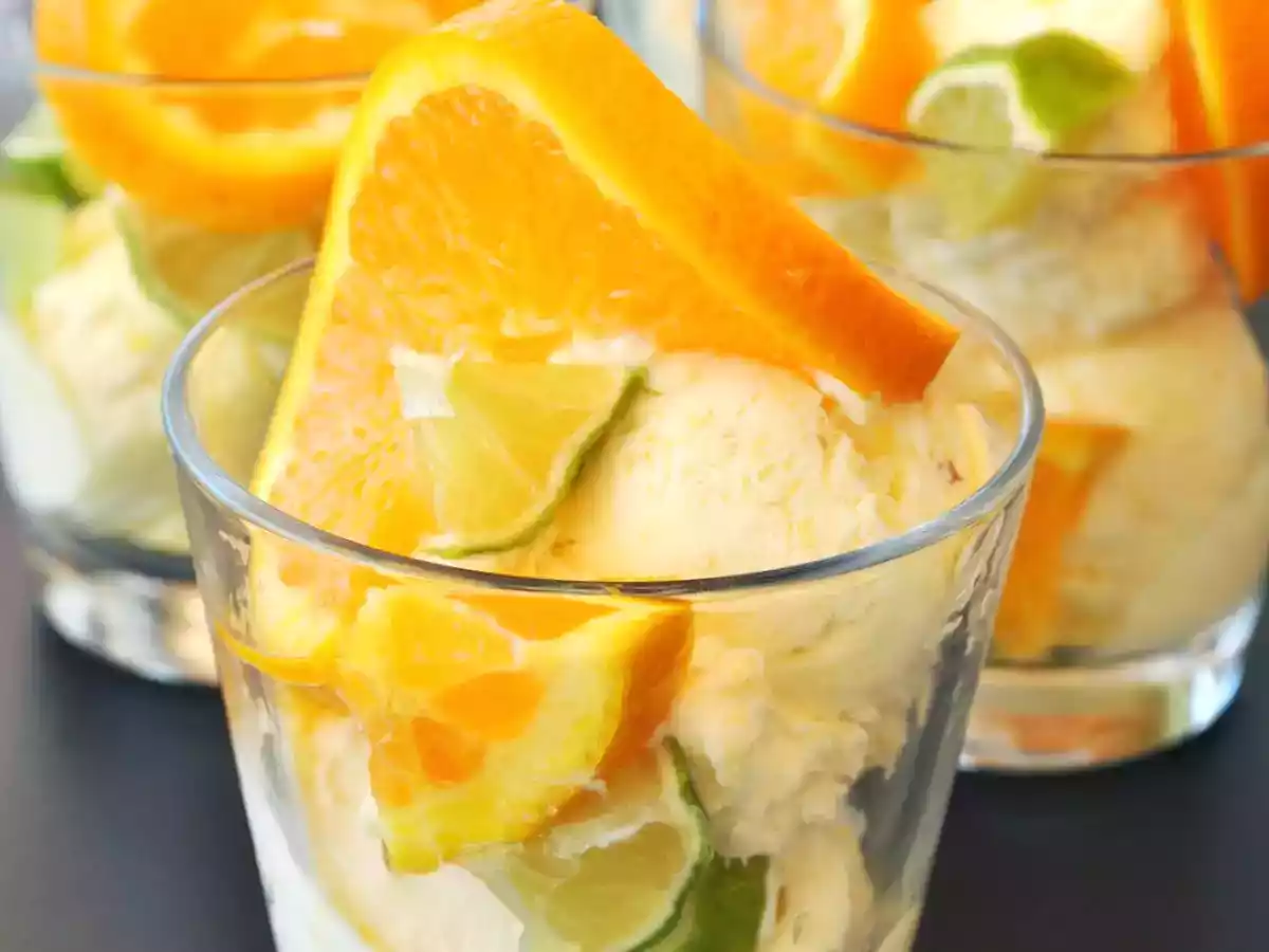 Selbstgemachtes Joghurteis mit Limetten