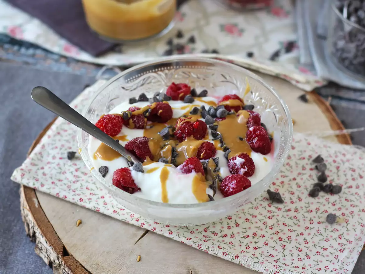 Skyr-Bowl mit roten Beeren, Erdnussbutter und Schokolade