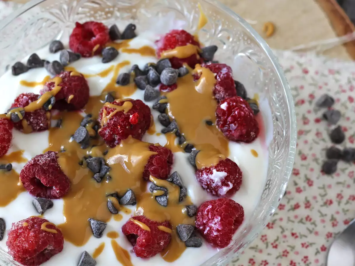 Skyr-Bowl mit roten Beeren, Erdnussbutter und Schokolade - foto 2