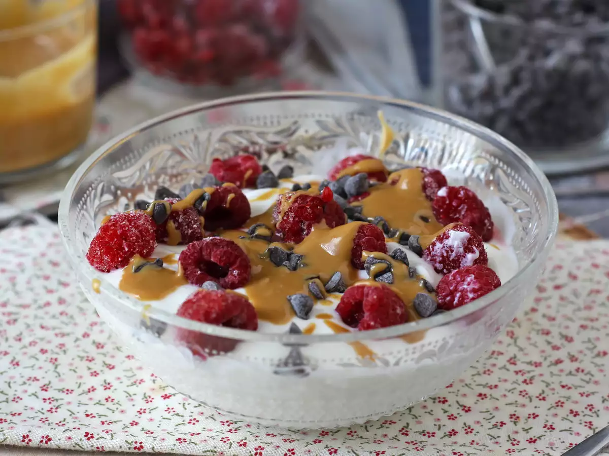 Skyr-Bowl mit roten Beeren, Erdnussbutter und Schokolade - foto 3