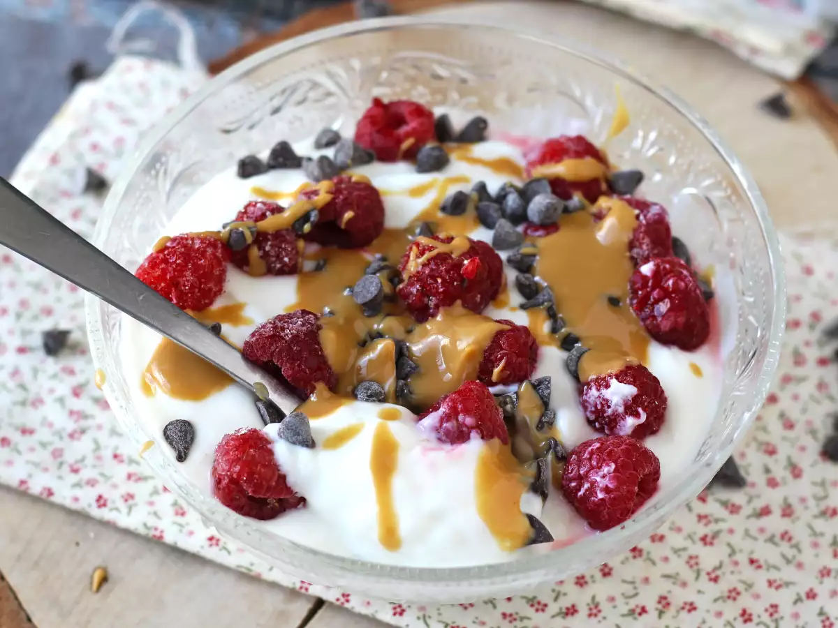 Skyr-Bowl mit roten Beeren, Erdnussbutter und Schokolade - foto 5