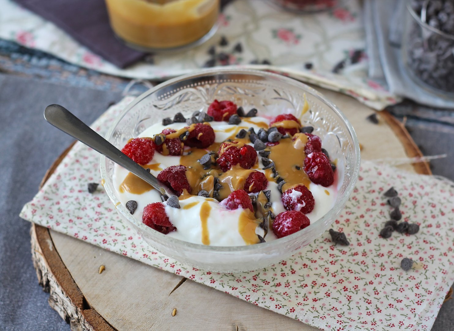 Skyr bowl mit roten früchten, erdnussbutter und schokolade - Rezept ...