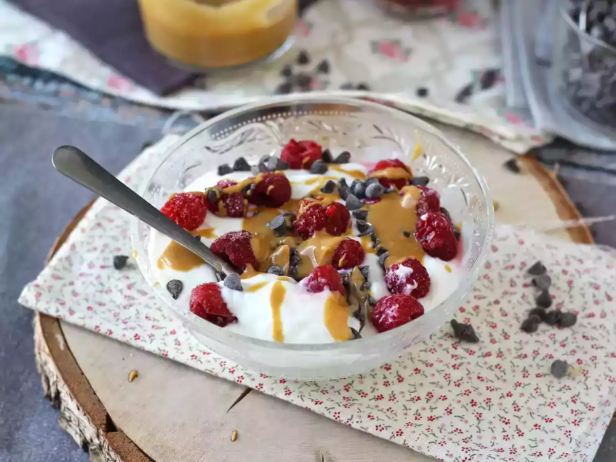 Skyr bowl mit roten Früchten, Erdnussbutter und Schokolade