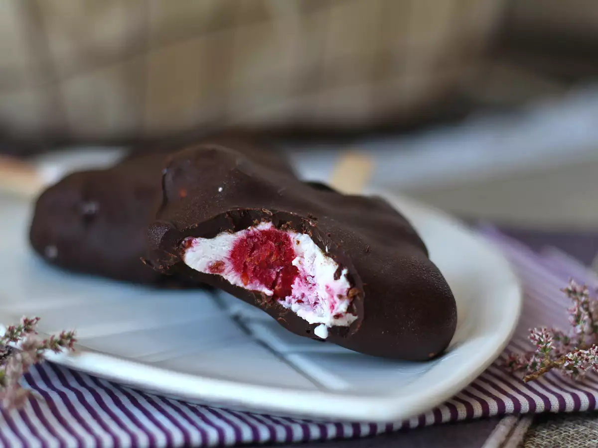 Skyr-Eis mit Himbeeren und Schokolade – der gesunde Snack für sonnige Tage! - foto 3