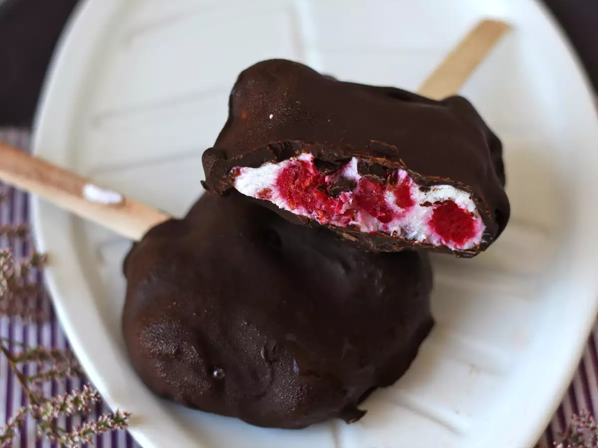 Skyr-Eis mit Himbeeren und Schokolade – der gesunde Snack für sonnige Tage! - foto 4