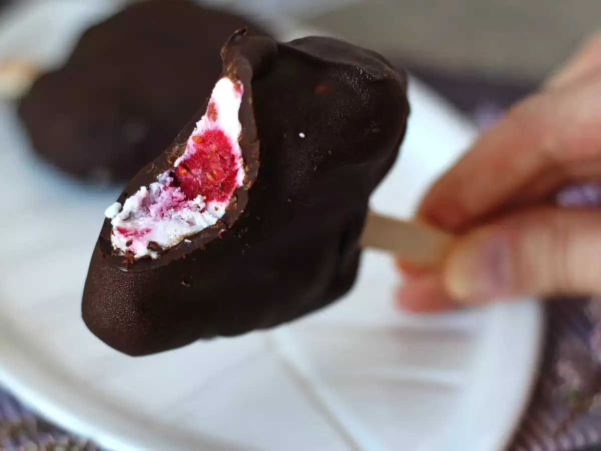 Skyr-Eis mit Himbeeren und Schokolade – der gesunde Snack für sonnige Tage! - foto 5