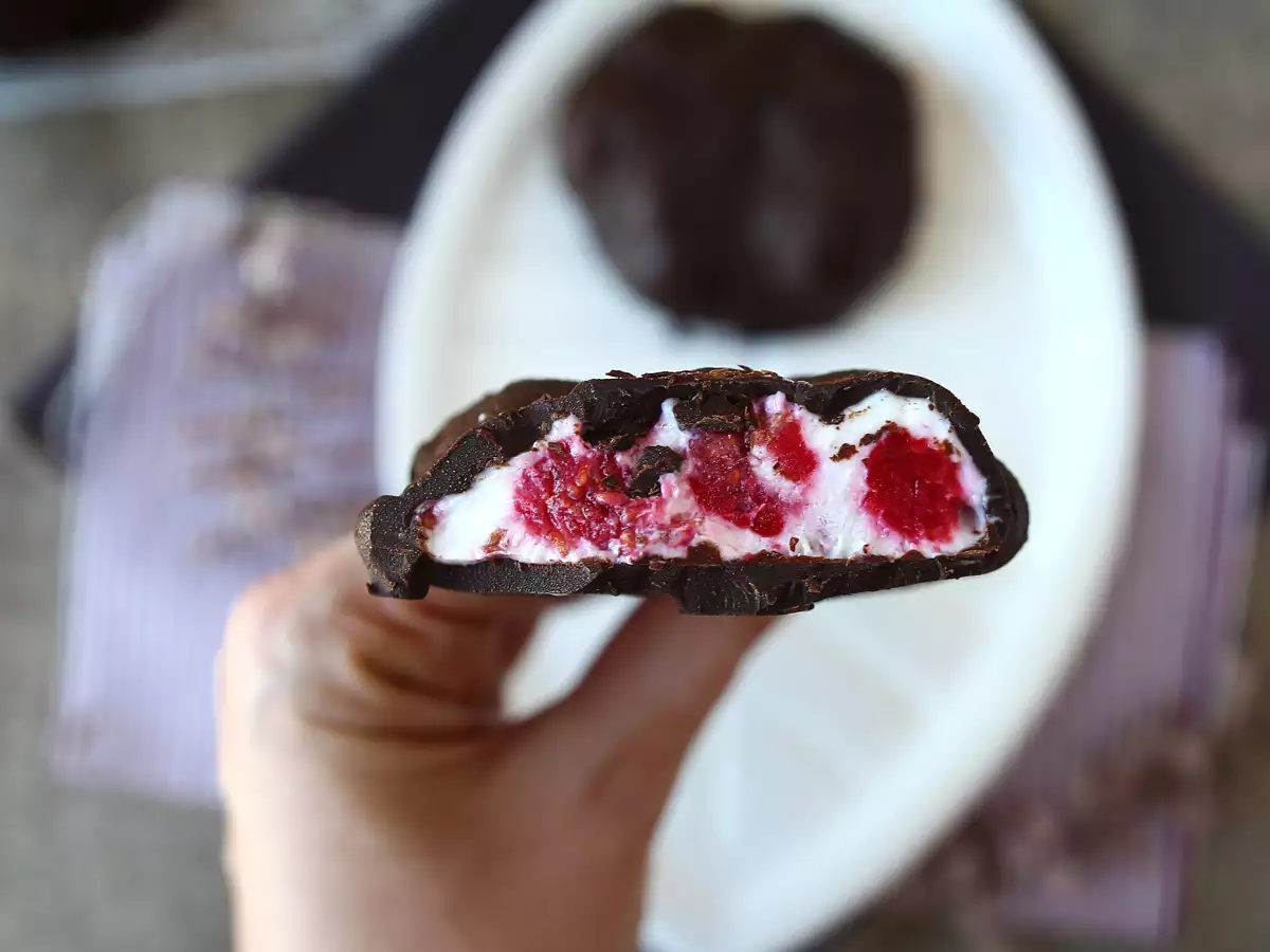 Skyr-, Himbeer- und Schokoladeneis. Der gesunde Snack für sonnige Tage! - foto 2