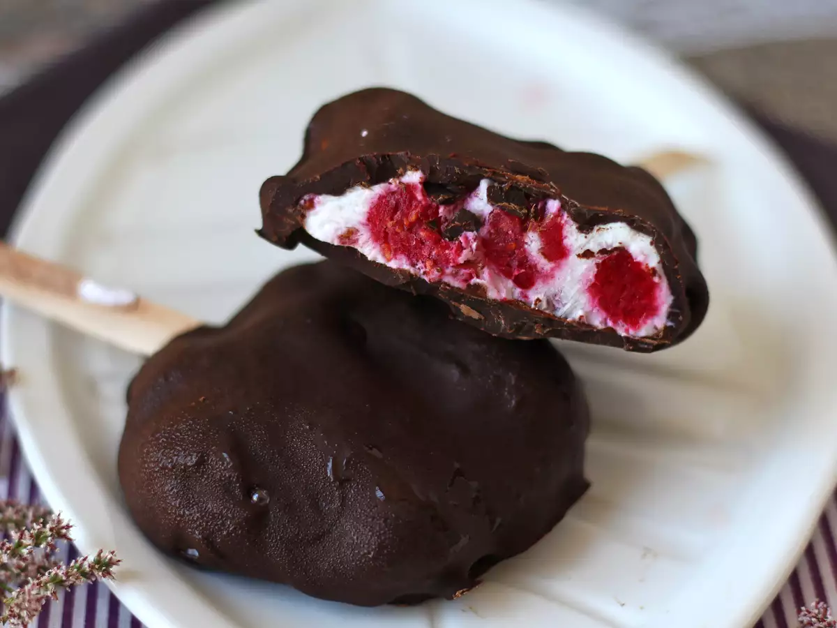 Skyr-, Himbeer- und Schokoladeneis. Der gesunde Snack für sonnige Tage! - foto 6