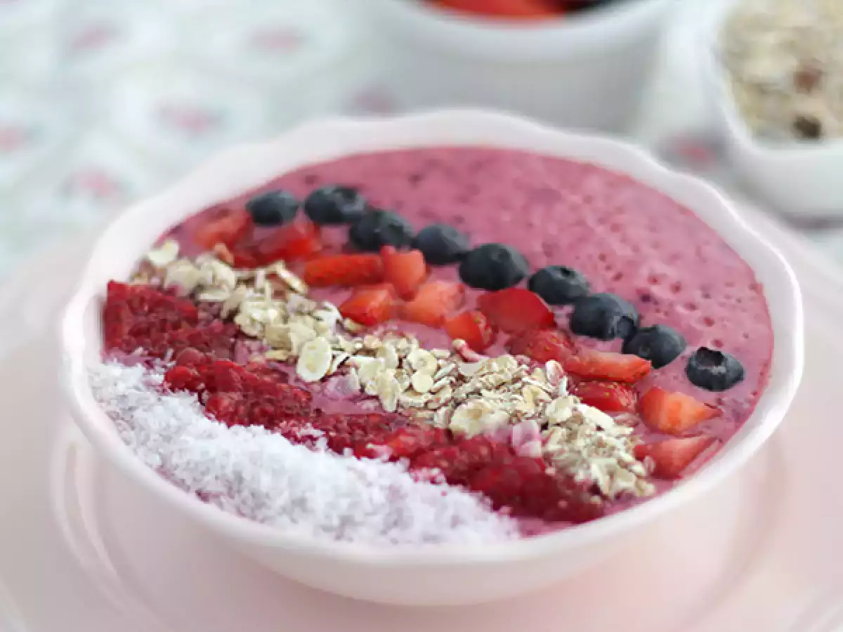 Smoothie Bowl mit roten Früchten