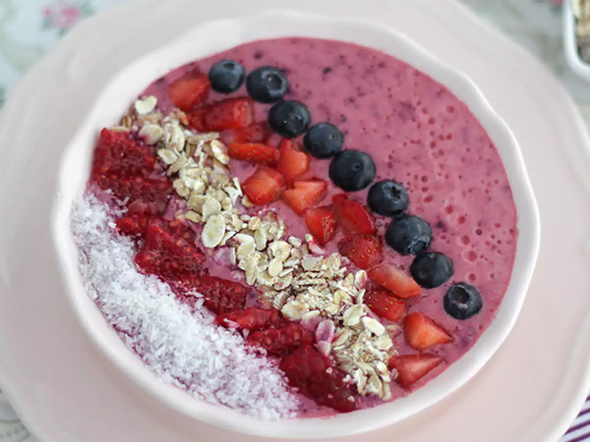Smoothie Bowl mit roten Früchten - foto 2