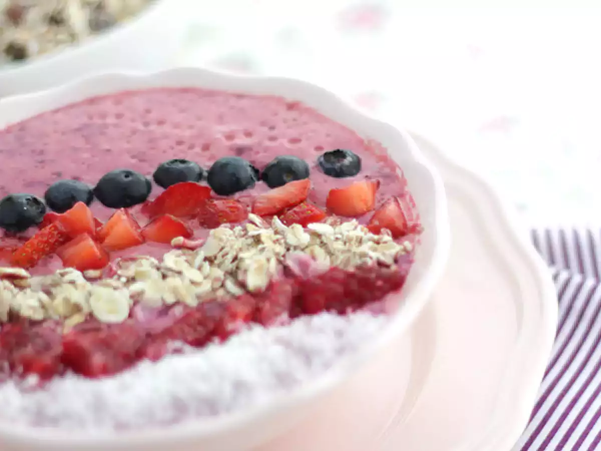 Smoothie Bowl mit roten Früchten - foto 3