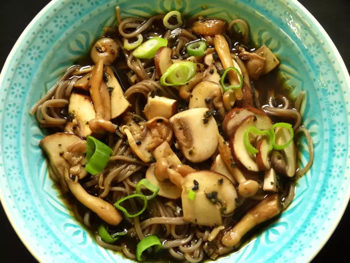 Soba-Nudeln mit Pilzen