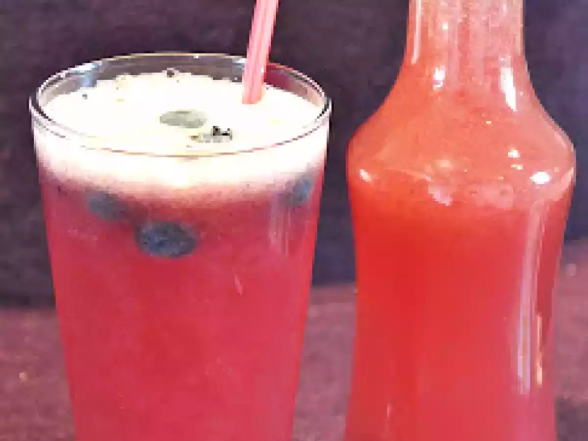 Sommergarten auf dem Teller: Selbstgemachte Blaubeer-Limo