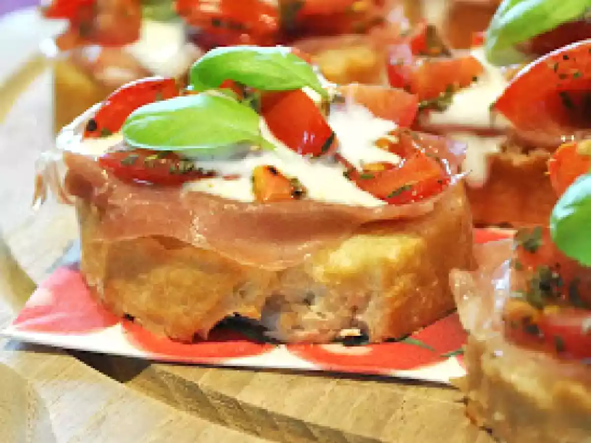 Sommergarten auf dem Teller: Überbackene Tomatenhäppchen mit Parmaschinken & Ziegenrahm