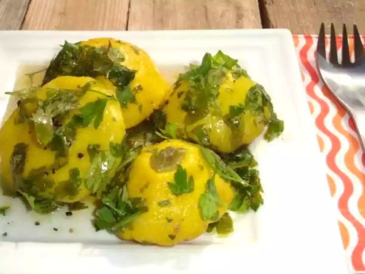 Sommerlicher Pâtissonkürbissalat auf griechische Art