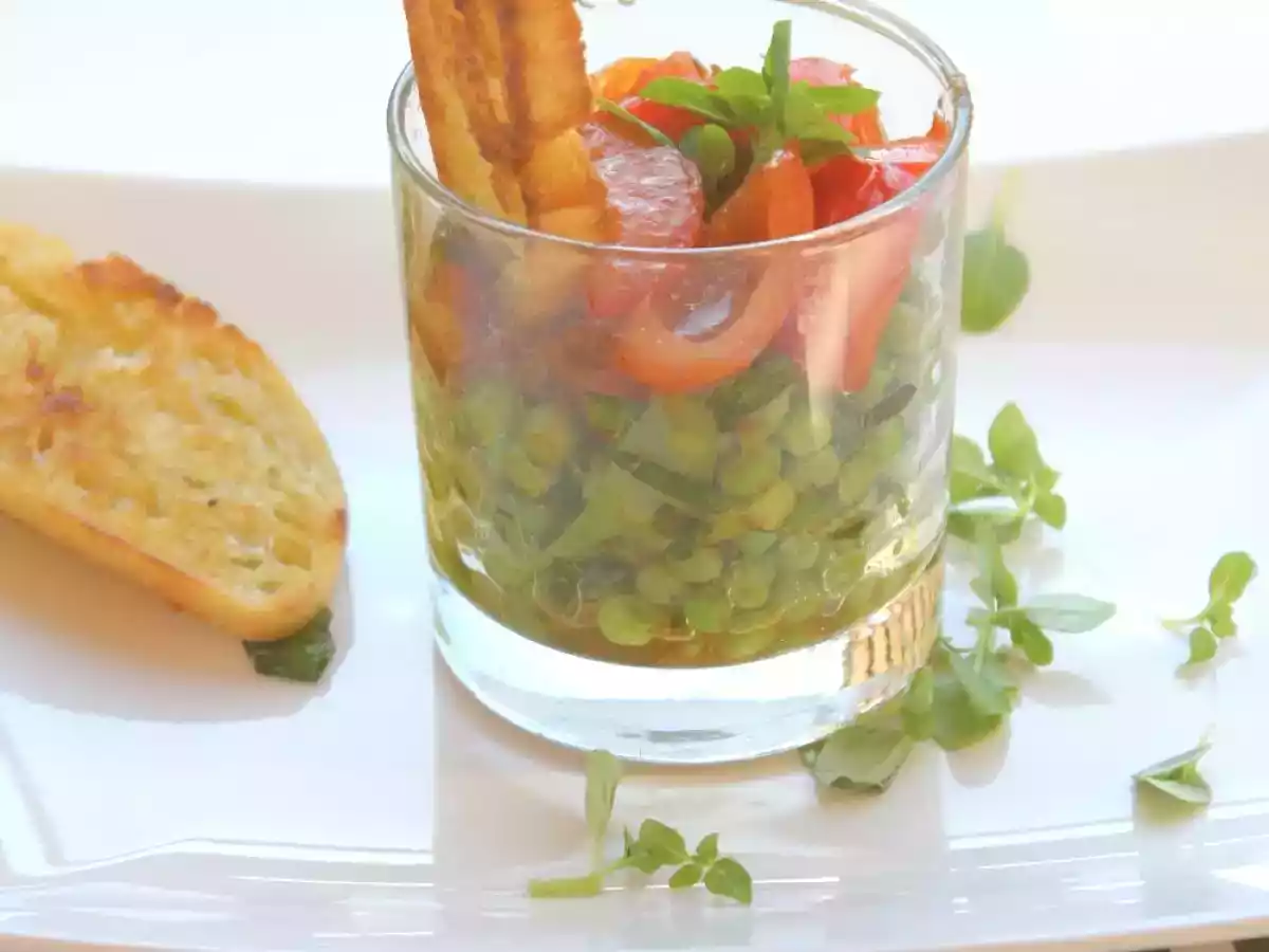 Sommerlicher Zuckerschoten-Erbsen-Minze-Salat mit lauwarmen Tomaten