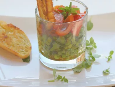 Sommerlicher Zuckerschoten-Erbsen-Minze-Salat mit lauwarmen Tomaten