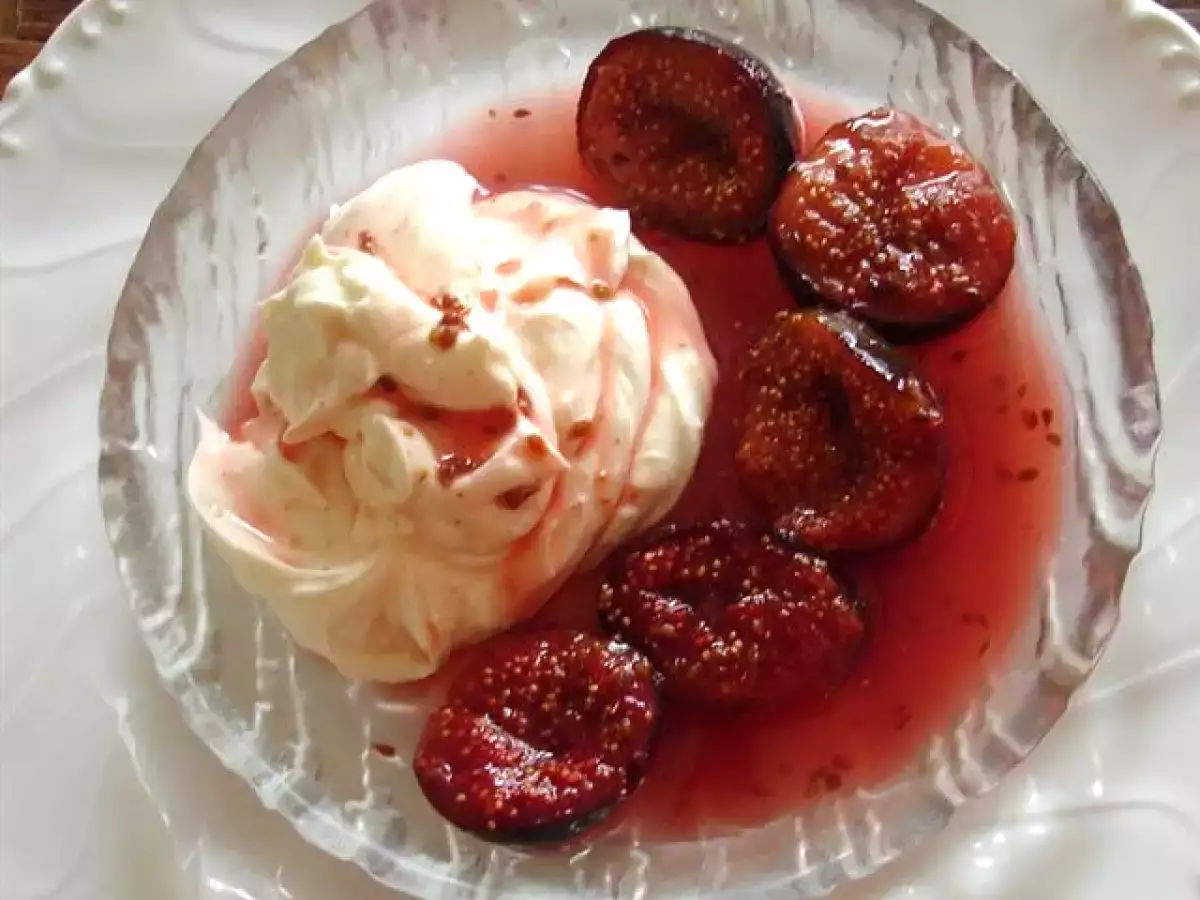 Sommerliches Dessert: Pochierte Feigen mit Ziegenfrischkäsecreme