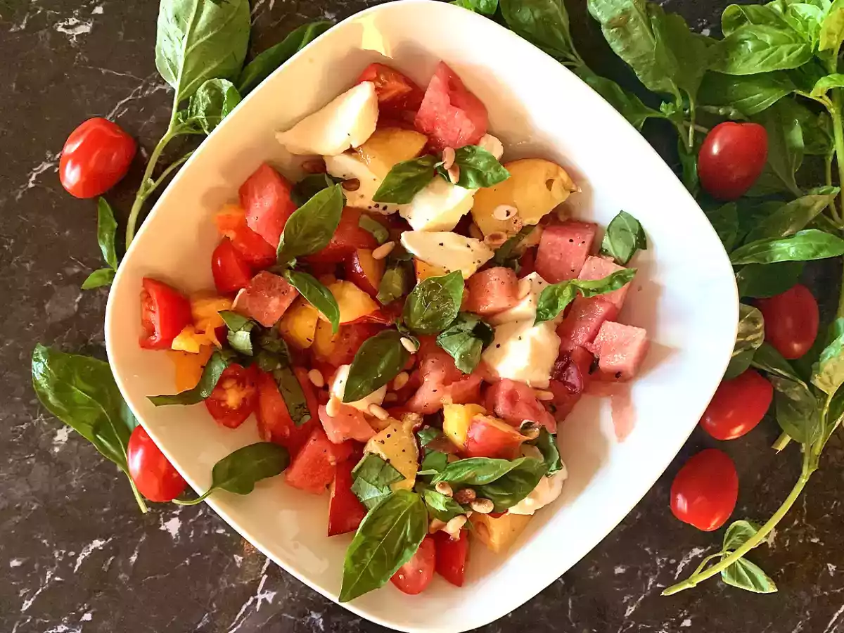 Sommersalat mit Wassermelone, Tomate und Brugnon