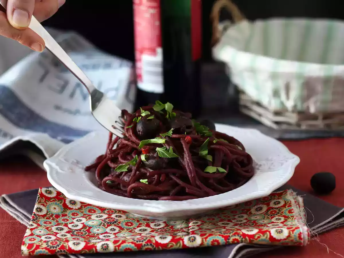 Spaghetti alla fuoco di bacco: Rotwein-Pasta, die etwas Besonderes auf den Tisch bringt - foto 4