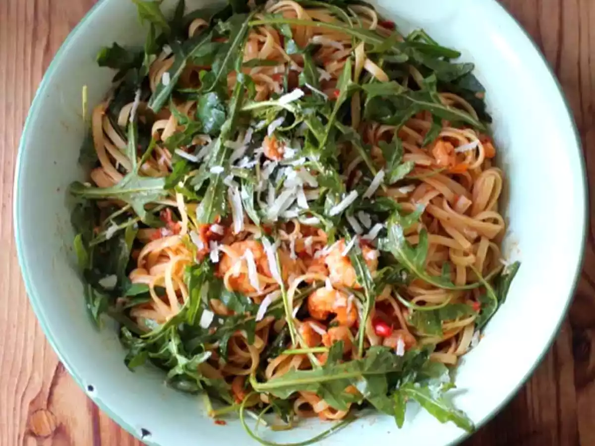 Spaghetti con gamberetti e rucola