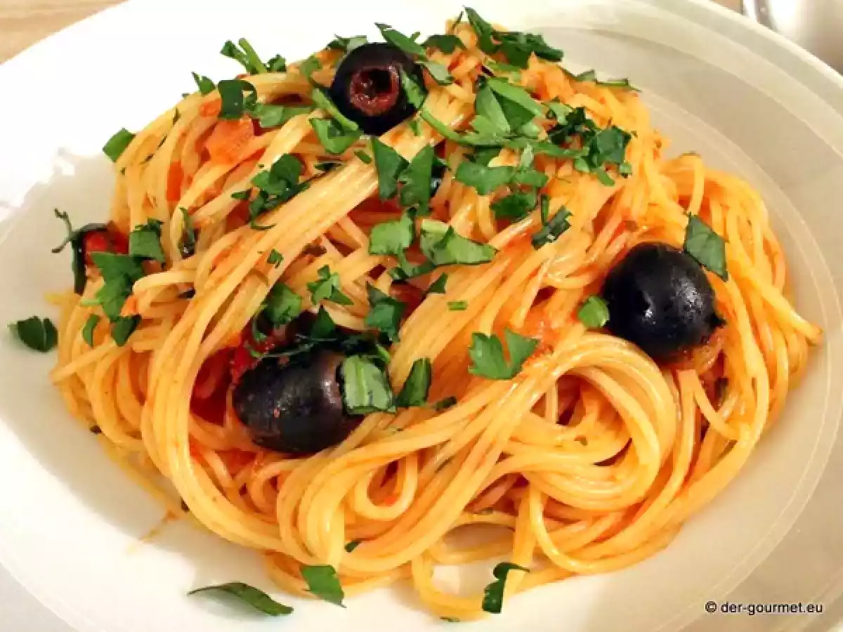 Spaghetti in einem Kleid aus Kräuter Tomaten Sauce