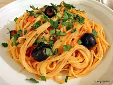 Spaghetti in einem Kleid aus Kräuter Tomaten Sauce