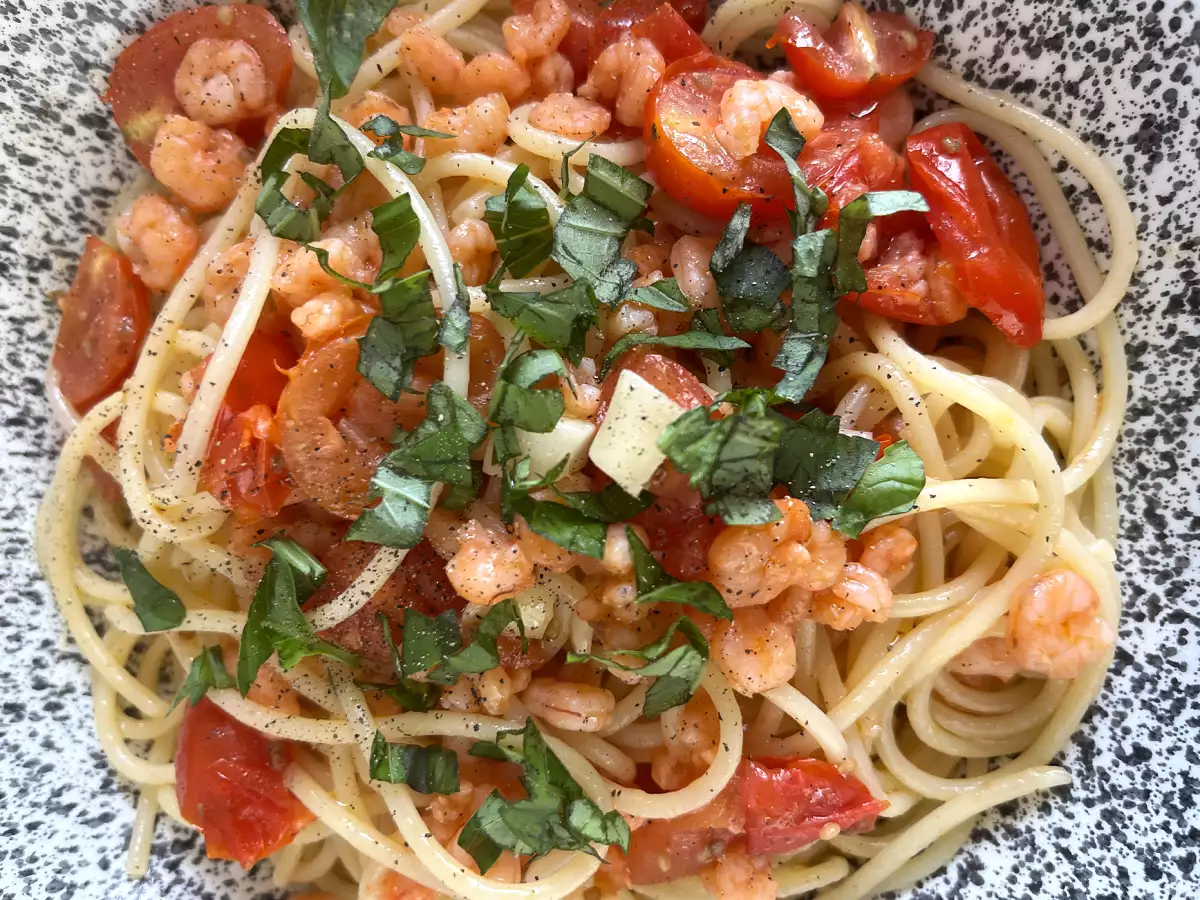 Spaghetti mit Garnelen und Kirschtomaten: ein schnelles, leckeres Pastagericht - foto 2