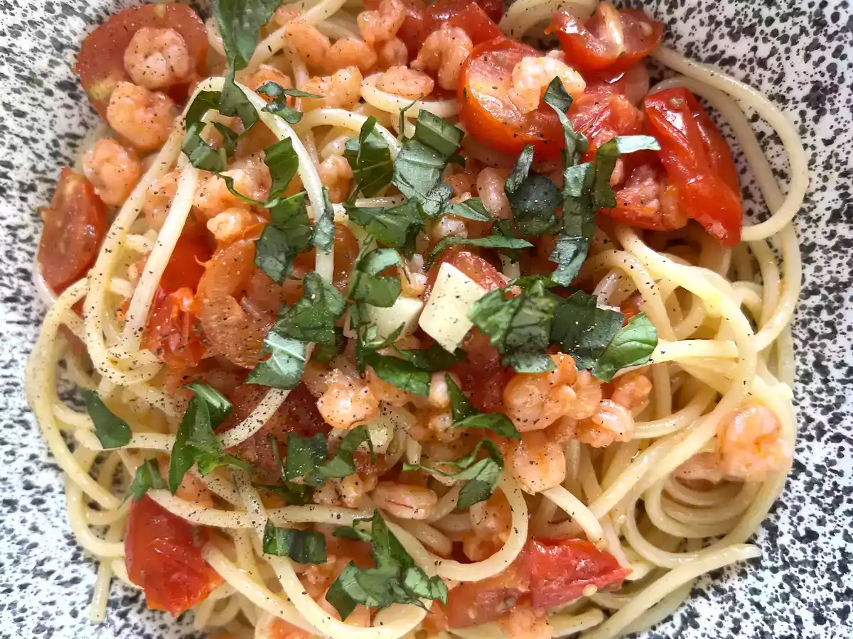 Spaghetti mit Garnelen und Kirschtomaten, ein schnelles Rezept für einen leckeren ersten Gang - foto 2