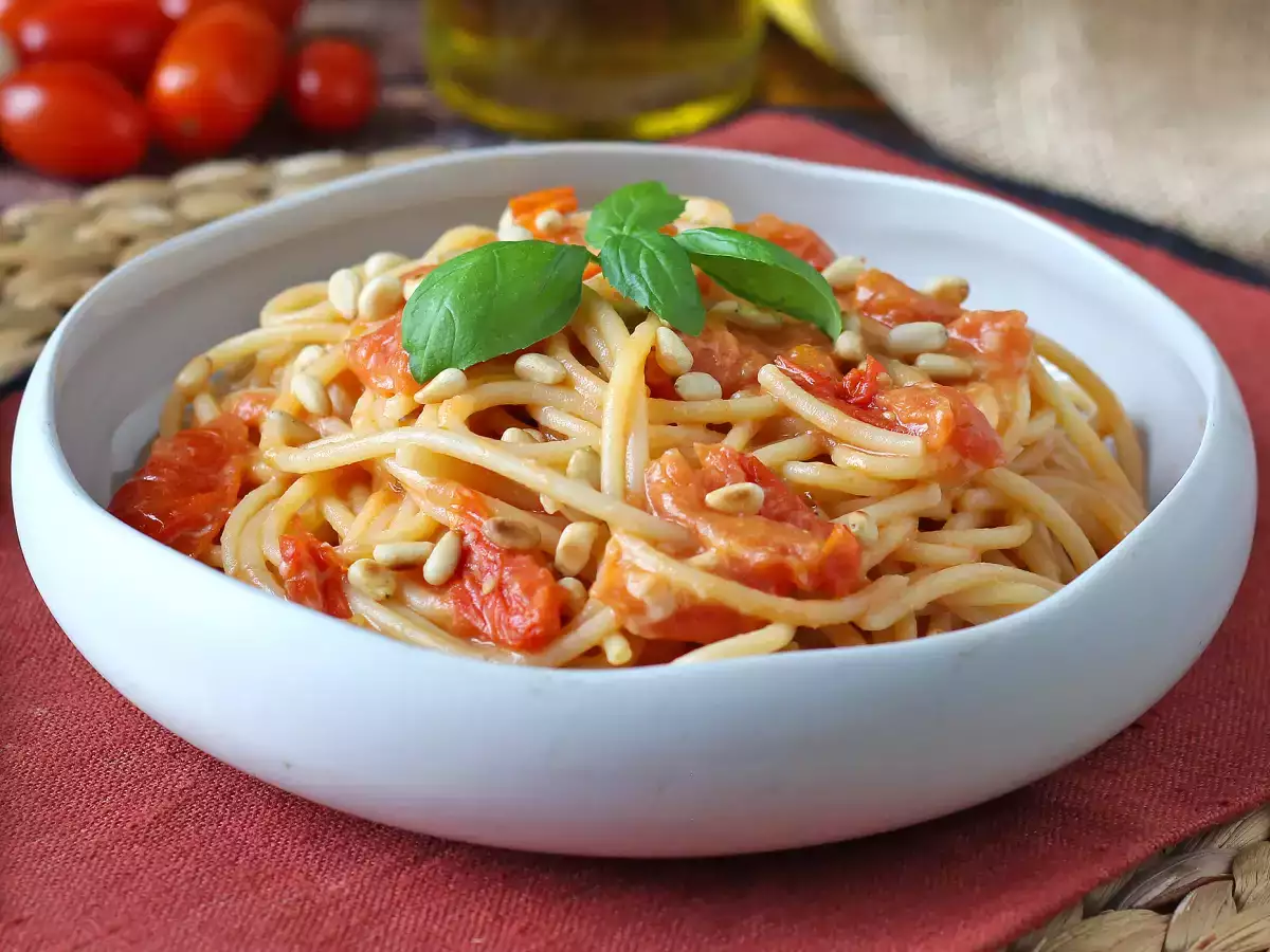 Spaghetti mit Kirschtomaten und Pinienkernen: cremig und aromatisch - foto 2